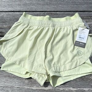 VUORI Luna Short 2" LEMONGRASS GREEN SIZE SMALL NWT
